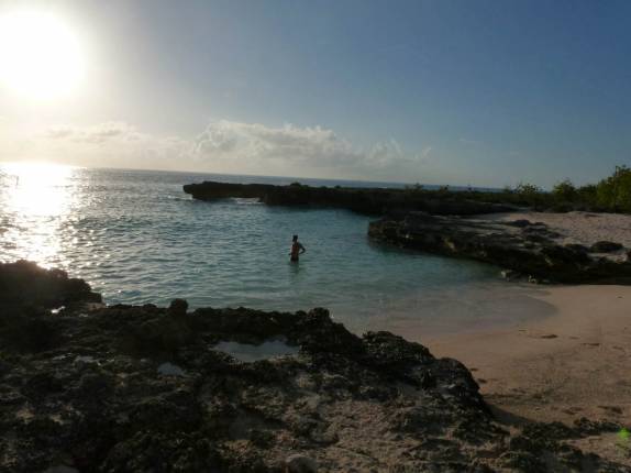 Entrando no mar na pequena praia de Smith Cove, ao sul de George Town, em Grand Cayman Entrando no mar na pequena praia de Smith Cove, ao sul de George Town, em Grand Cayman