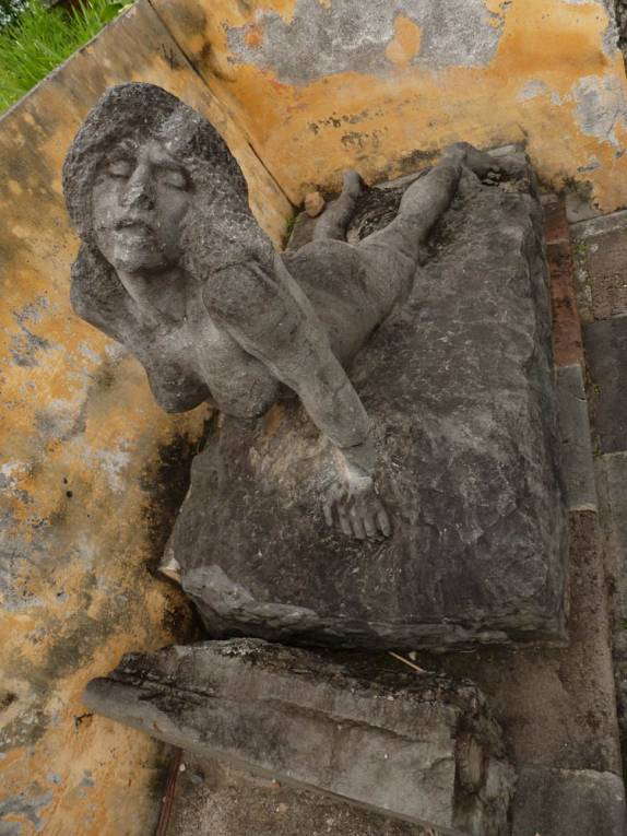 Escultura do antigo teatro de St. Pierre, na Martinica. Parecia antever a destruição trágica da cidade... Escultura do antigo teatro de St. Pierre, na Martinica. Parecia antever a destruição trágica da cidade...