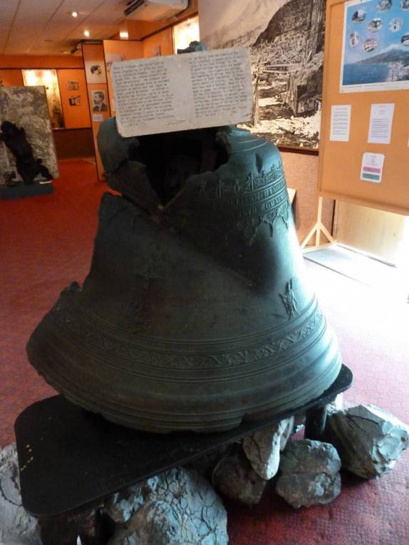 Estado em que ficou o sino da antiga igreja de St. Pierre, na Martinica, após a trágica erupção de 1902 Estado em que ficou o sino da antiga igreja de St. Pierre, na Martinica, após a trágica erupção de 1902