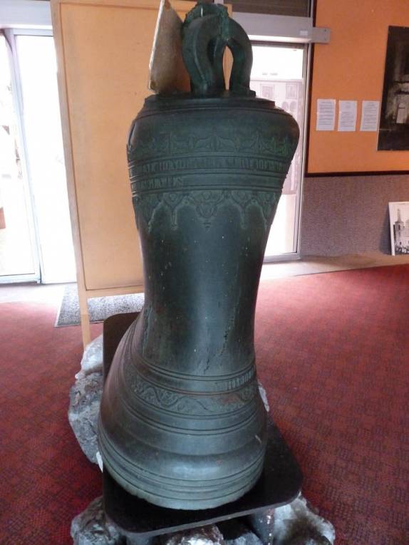 Estado em que ficou o sino da antiga igreja de St. Pierre, na Martinica, após a trágica erupção de 1902 Estado em que ficou o sino da antiga igreja de St. Pierre, na Martinica, após a trágica erupção de 1902