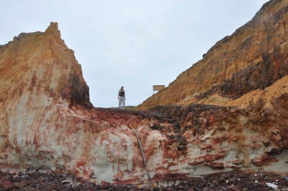 Falésias coloridas na praia de Costa Dourada, extremo sul da Bahia Falésias coloridas na praia de Costa Dourada, extremo sul da Bahia