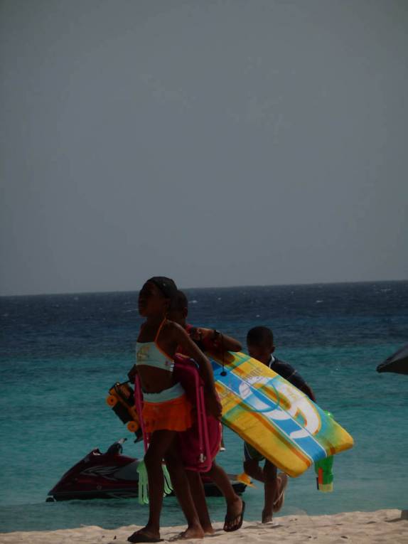 Feriado movimentado na praia de Dover, na costa sul de Barbados, no Caribe Feriado movimentado na praia de Dover, na costa sul de Barbados, no Caribe