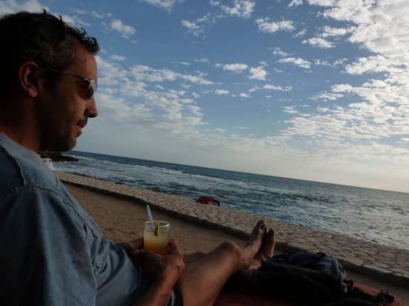 Fim de tarde cheio de preocupações em Treasure Beach, no litoral sul da Jamaica Fim de tarde cheio de preocupações em Treasure Beach, no litoral sul da Jamaica