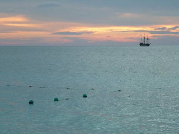 Fim de tarde em 7 Mile Beach, em Grand Cayman Fim de tarde em 7 Mile Beach, em Grand Cayman