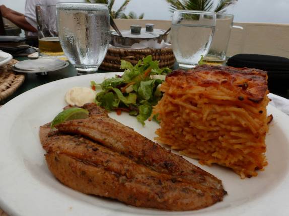 Flying fish e torta de macarrão com queijo, comida típica de Barbados em Bathsheba, na costa leste da ilha Flying fish e torta de macarrão com queijo, comida típica de Barbados em Bathsheba, na costa leste da ilha