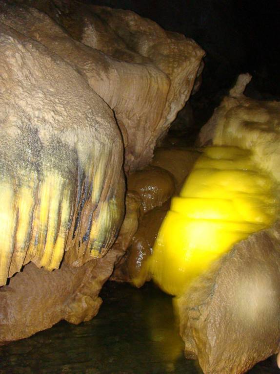 Formação amarela dentro da caverna Água Suja, no PETAR Formação amarela dentro da caverna Água Suja, no PETAR