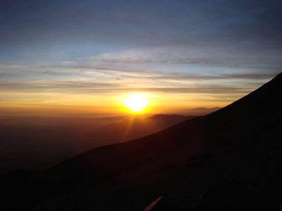 Incrível pôr-do-sol visto do acampamento nas encostas do El Mistí, em Arequipa - Peru Incrível pôr-do-sol visto do acampamento nas encostas do El Mistí, em Arequipa - Peru