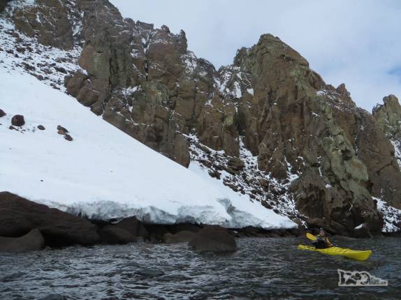 InÃcio do nosso caiaque na baÃa de Whaler's Bay, em Deception Island, na Antártida InÃcio do nosso caiaque na baÃa de Whaler's Bay, em Deception Island, na Antártida