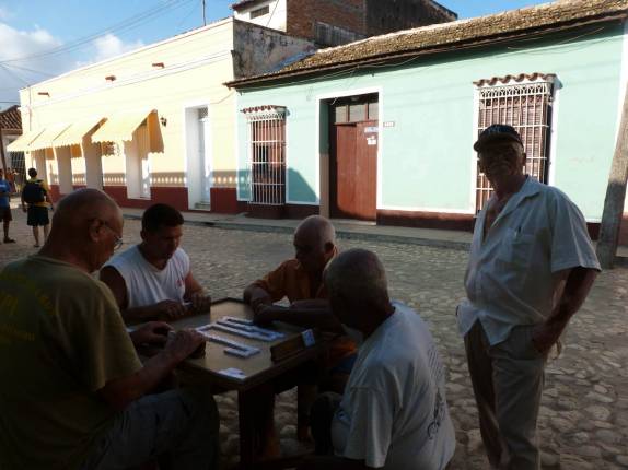 Jogo de dominó nas ruas de Trinidad, em Cuba Jogo de dominó nas ruas de Trinidad, em Cuba