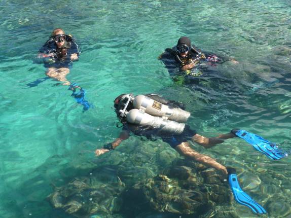 Já na água, início de mergulho técnico em Turtle Reef, no norte de Grand Cayman Já na água, início de mergulho técnico em Turtle Reef, no norte de Grand Cayman