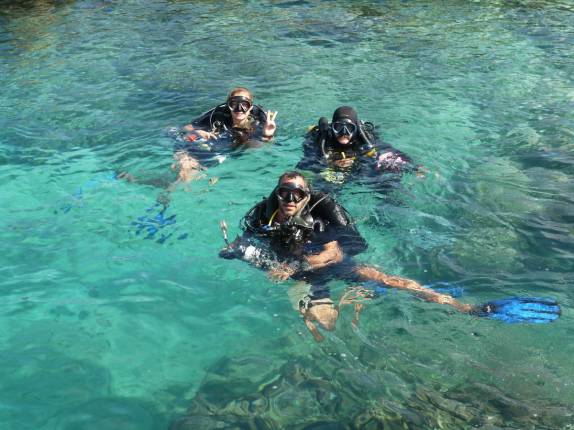 Já na água, início de mergulho técnico em Turtle Reef, no norte de Grand Cayman Já na água, início de mergulho técnico em Turtle Reef, no norte de Grand Cayman
