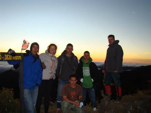 Junto com os outros madrugadores no cume do Chirripó, na Costa Rica Junto com os outros madrugadores no cume do Chirripó, na Costa Rica