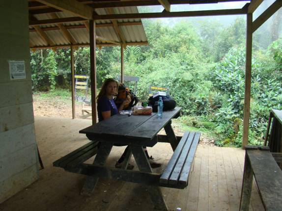 Lanche na metade do caminho para o campo base do pico Chirripó, na Costa Rica Lanche na metade do caminho para o campo base do pico Chirripó, na Costa Rica