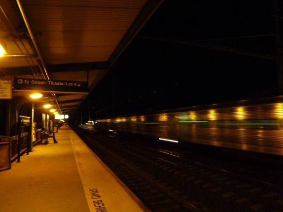 Madrugada na estação de trem de Princeton Junction, em New Jersey, nos Estados Unidos Madrugada na estação de trem de Princeton Junction, em New Jersey, nos Estados Unidos
