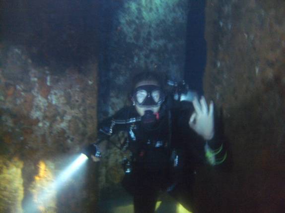 Mergulhando no interior da Corveta em Fernando de Noronha - PE Mergulhando no interior da Corveta em Fernando de Noronha - PE