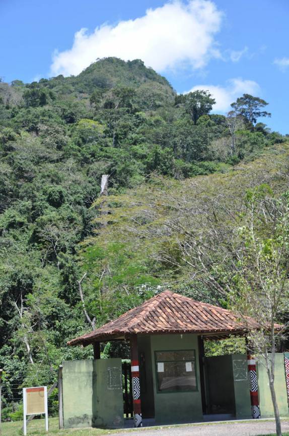 Monte Pascoal e portaria do P.N do Monte Pascoal, próximo à Itamaraju - BA Monte Pascoal e portaria do P.N do Monte Pascoal, próximo à Itamaraju - BA