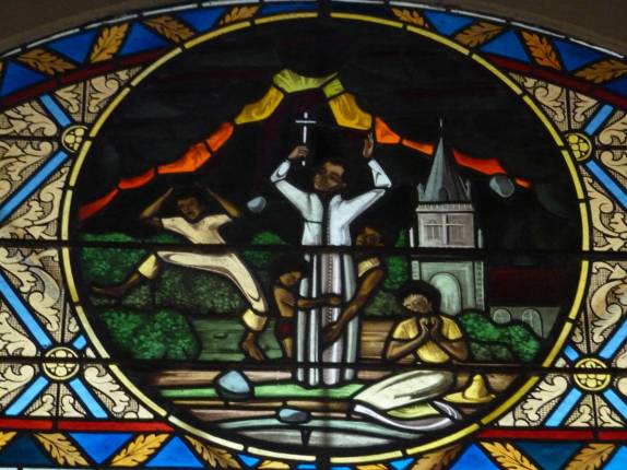 Mosaico bem representativo das erupções do vulcão Soufrière, no interior da igreja de Morne Rouge, ao norte de Martinica, cidade que já foi parcialmente destruída numa erupção Mosaico bem representativo das erupções do vulcão Soufrière, no interior da igreja de Morne Rouge, ao norte de Martinica, cidade que já foi parcialmente destruída numa erupção