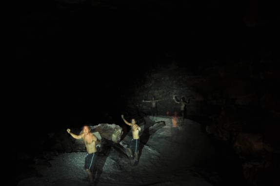 Muitos Rodrigos explorando um dos salões do Lapão, em Lençóis, na Chapada Diamantina - BA Muitos Rodrigos explorando um dos salões do Lapão, em Lençóis, na Chapada Diamantina - BA