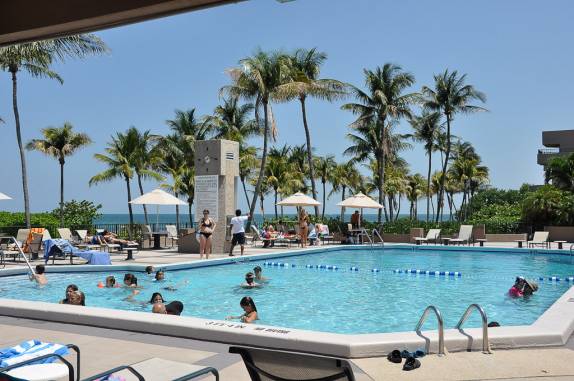 Na piscina do condomÃnio em Key Biscayne - Flórida Na piscina do condomÃnio em Key Biscayne - Flórida