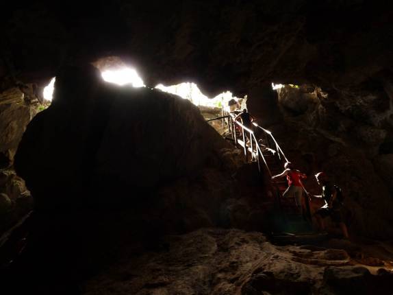 Nosso grupo caminha através da Caverna de Santo Tomás, na região de Viñales, no oeste de Cuba Nosso grupo caminha através da Caverna de Santo Tomás, na região de Viñales, no oeste de Cuba