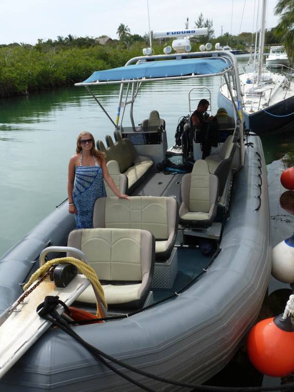 O barco que vai nos levar à Stingray City, em Grand Cayman O barco que vai nos levar à Stingray City, em Grand Cayman
