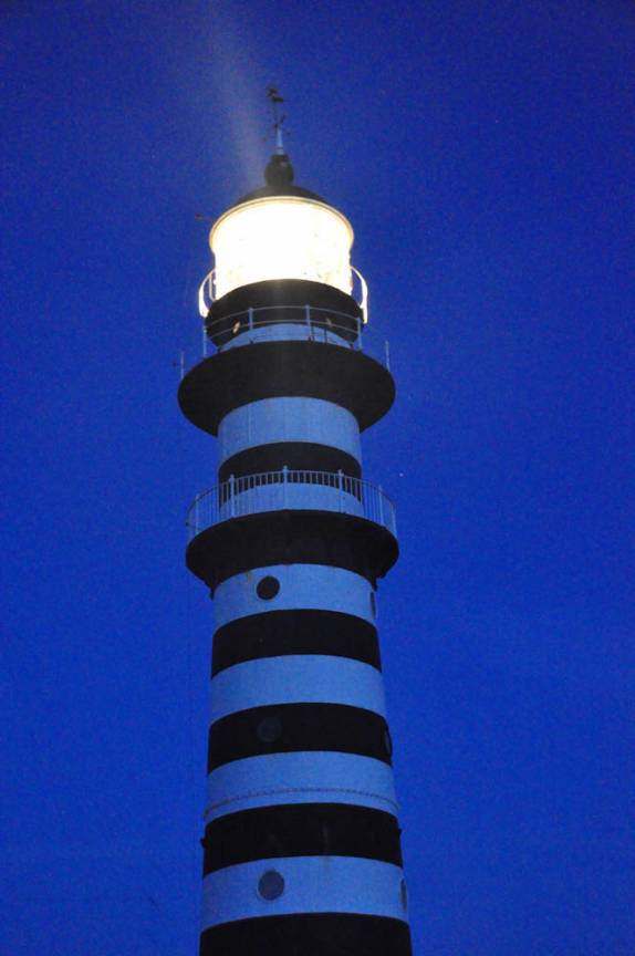 O farol da ilha de Santa Bárbara em Abrolhos BA