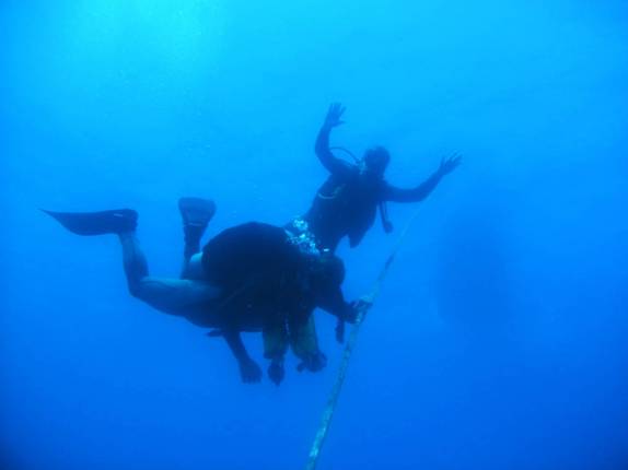 O haroldo nos aguarda na subida da Corveta em Fernando de Noronha - PE O haroldo nos aguarda na subida da Corveta em Fernando de Noronha - PE