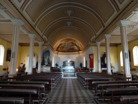 O interior da igreja de Morne Rouge, ao norte de Martinica O interior da igreja de Morne Rouge, ao norte de Martinica