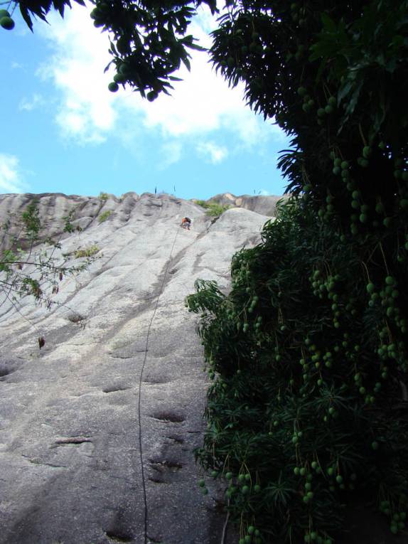 O Julio fixa a corda para nós, na Pedra do Lagarto, na região de Passa e Fica - RN O Julio fixa a corda para nós, na Pedra do Lagarto, na região de Passa e Fica - RN
