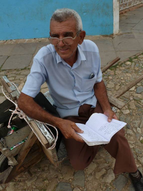O simpático e culto poeta de rua em Trinidad,- Cuba O simpático e culto poeta de rua em Trinidad,- Cuba