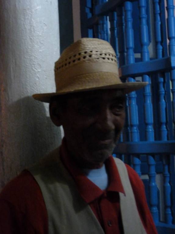 o simpático senhor que ficou nosso amigo na Casa de La Trova em Trinidad - Cuba o simpático senhor que ficou nosso amigo na Casa de La Trova em Trinidad - Cuba