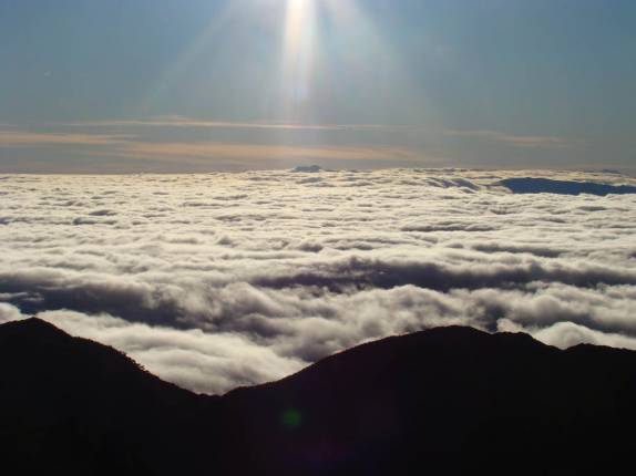 O sol aquece as nuvens vindas do Atlântico, visto do alto do Chirripó, na Costa Rica O sol aquece as nuvens vindas do Atlântico, visto do alto do Chirripó, na Costa Rica