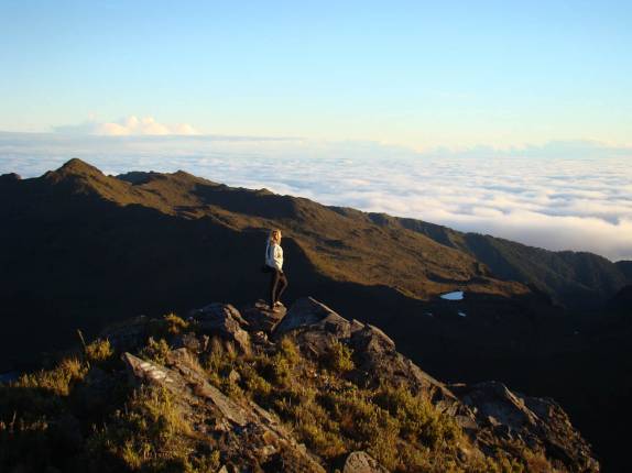Observando o mar de nuvens logo após o nascer-do-sol no cume do Chirripó, na Costa Rica Observando o mar de nuvens logo após o nascer-do-sol no cume do Chirripó, na Costa Rica