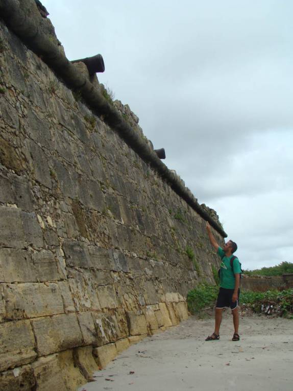 Observando os canhões do Forte de Orange, na ilha de Itamaracá - PE Observando os canhões do Forte de Orange, na ilha de Itamaracá - PE