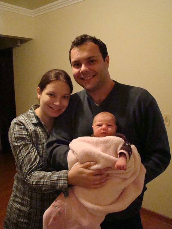 Os orgulhosos pais com a Luiza (Curitiba - PR) Os orgulhosos pais com a Luiza (Curitiba - PR)
