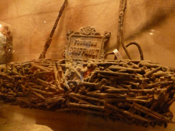 Parafusos derretidos e fundidos pela trágica erupção de 1902, expostos no museu de St. Pierre, na Martinica Parafusos derretidos e fundidos pela trágica erupção de 1902, expostos no museu de St. Pierre, na Martinica