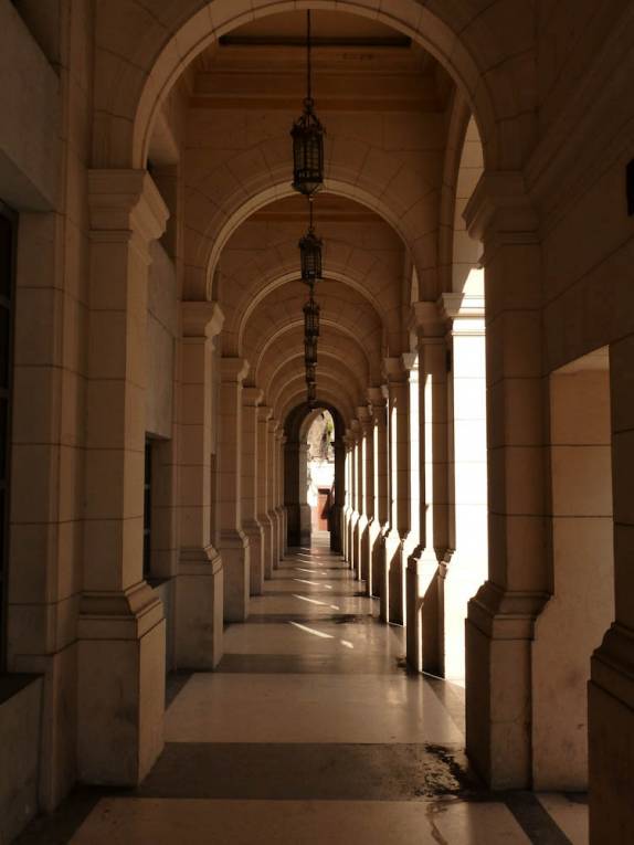 Passarela sob as arcadas de um prédio no centro de Havana, em Cuba Passarela sob as arcadas de um prédio no centro de Havana, em Cuba