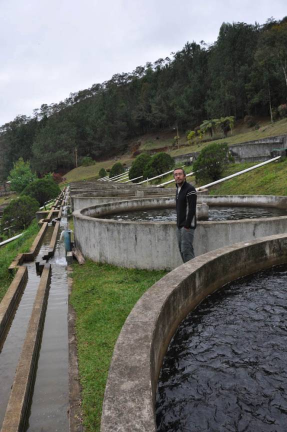 Passeando entre os tanques de trutas, na Tecnotruta, em Ibitirama - ES Passeando entre os tanques de trutas, na Tecnotruta, em Ibitirama - ES