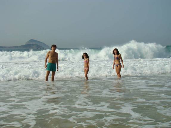 Pedro, Bebel e Íris entrando no mar do Leblon, Rio de Janeiro - RJ Pedro, Bebel e Íris entrando no mar do Leblon, Rio de Janeiro - RJ