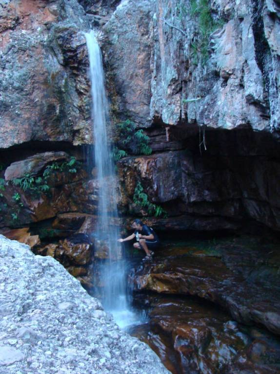 Pegando água na Cachoeira Primavera, em Lençóis, na Chapada Diamantina - BA Pegando água na Cachoeira Primavera, em Lençóis, na Chapada Diamantina - BA