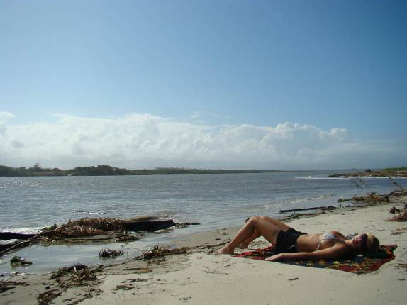 Pegando um bronze na Barra do Ribeira em Iguape-SP Pegando um bronze na Barra do Ribeira em Iguape-SP