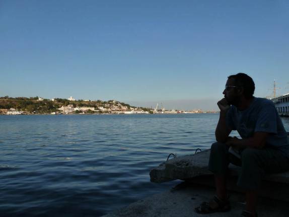 Pensativo, observando a baía de Havana, em Cuba Pensativo, observando a baía de Havana, em Cuba