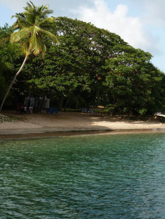 Pequena e bela praia em Pigeon Island, parque próximo à Rodney Bay, norte de Santa Lúcia Pequena e bela praia em Pigeon Island, parque próximo à Rodney Bay, norte de Santa Lúcia