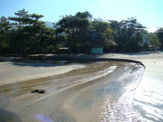 Pequeno riacho no final da Praia da Cassandoca em Ubatuba - SP Pequeno riacho no final da Praia da Cassandoca em Ubatuba - SP