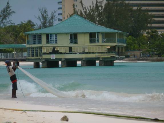 Pesca com rede e casa sobre o mar na bela Carlisle Bay, ao sul de Bridgetown, em Barbados Pesca com rede e casa sobre o mar na bela Carlisle Bay, ao sul de Bridgetown, em Barbados