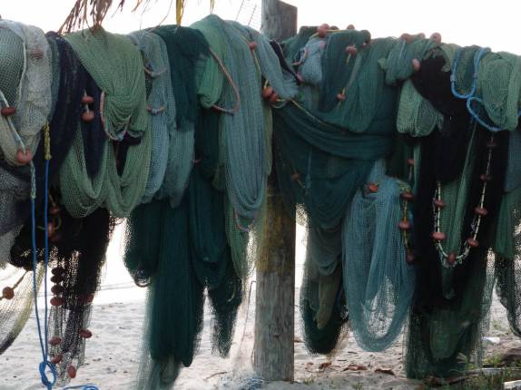 Pescadores deixam suas redes pescando, depois de um dia de trabalho em Rodney Bay, em Santa Lúcia Pescadores deixam suas redes pescando, depois de um dia de trabalho em Rodney Bay, em Santa Lúcia