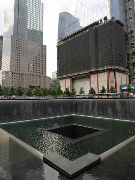 Piscina construída onde antes estava a Torre Norte do WTC, em Nova Iorque, nos Estados Unidos Piscina construída onde antes estava a Torre Norte do WTC, em Nova Iorque, nos Estados Unidos