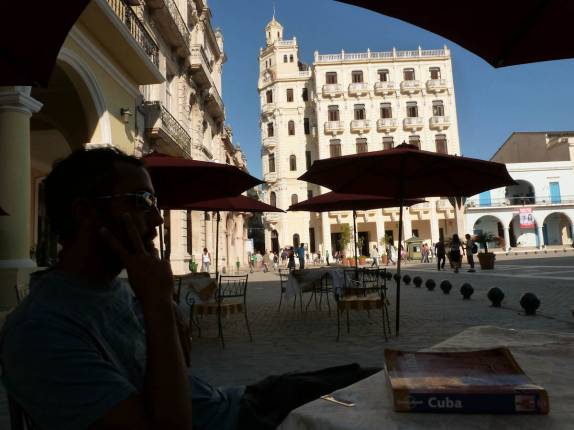 Pit-stop na agradável Plaza Vieja, no centro histórico de Havana, em Cuba Pit-stop na agradável Plaza Vieja, no centro histórico de Havana, em Cuba