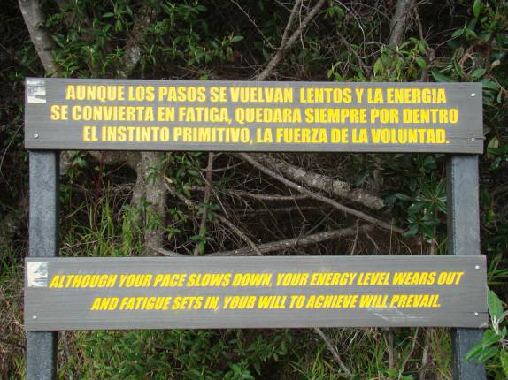 Placa de auto-ajuda colocada bem no meio da última grande subida (a 'Encosta dos Arrependidos') para o refúgio no campo-base do Chirripó, na Costa Rica Placa de auto-ajuda colocada bem no meio da última grande subida (a 'Encosta dos Arrependidos') para o refúgio no campo-base do Chirripó, na Costa Rica