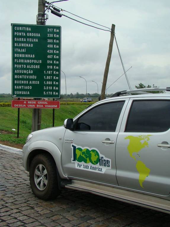 Placa de distâncias em posto em Registro - SP. Um dia chegaremos lá! Placa de distâncias em posto em Registro - SP. Um dia chegaremos lá!